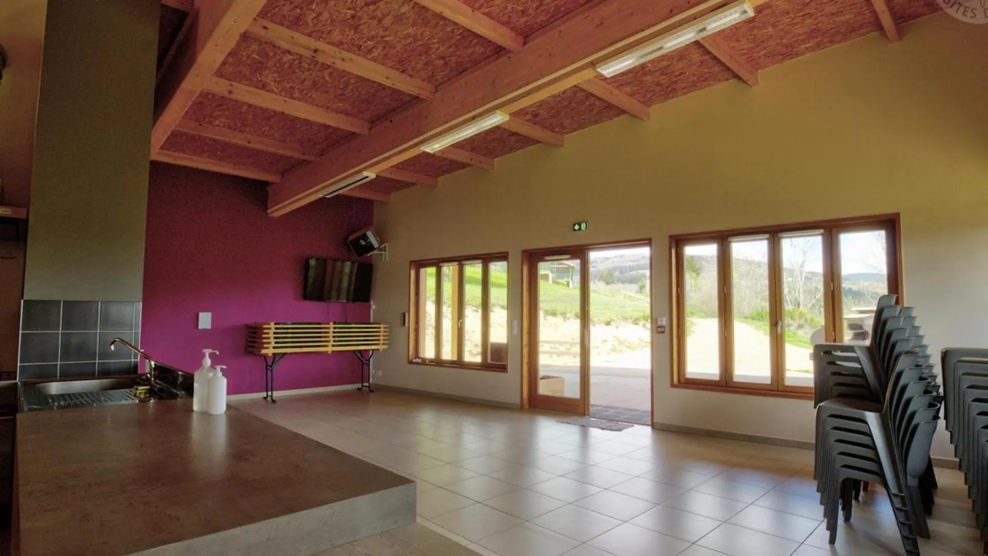 Charmant Chalet 35M², 2 Ch, Terrasse Privee, Activites Nature Aux Monts De La Madeleine, Animaux Ok - Fr-1-496-240 Saint-Rirand 0*,  France